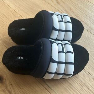 UGG Maxi Slide Slippers Sz 10